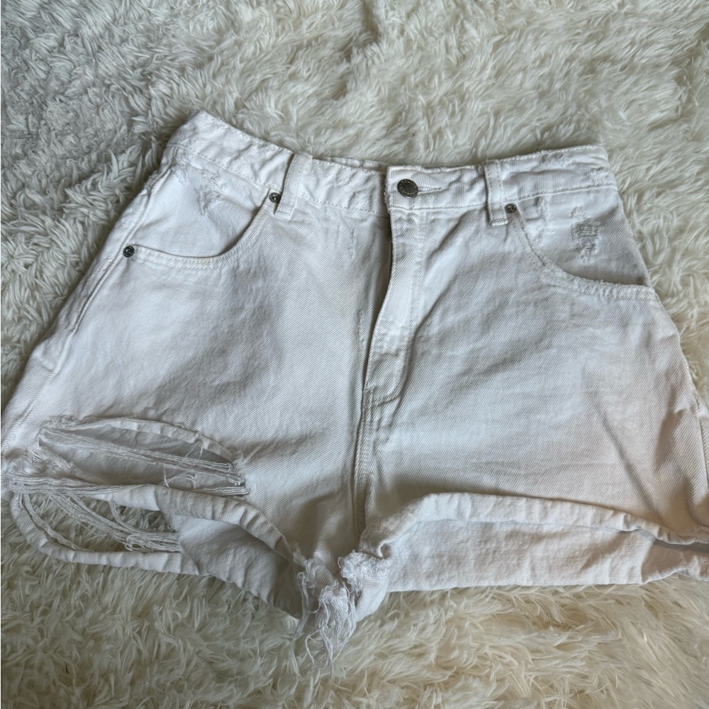 WHITE JEAN SHORTS/ SIZE 27